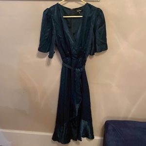 Lulu’s emerald green velvet dress